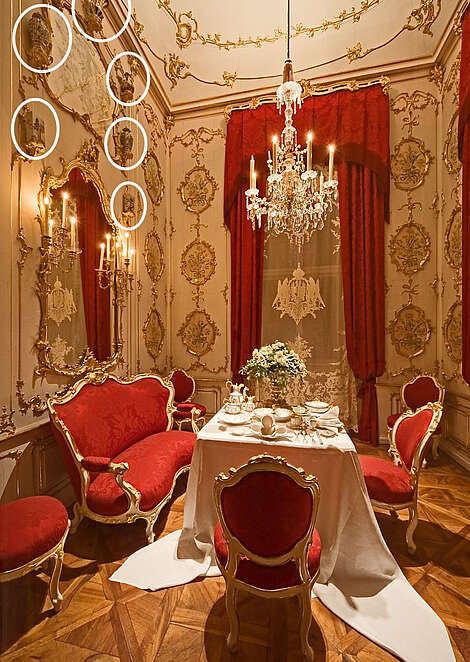 Aktueller Einblick in das Frühstückskabinett mit geschmückten Tische und roten Stühlen