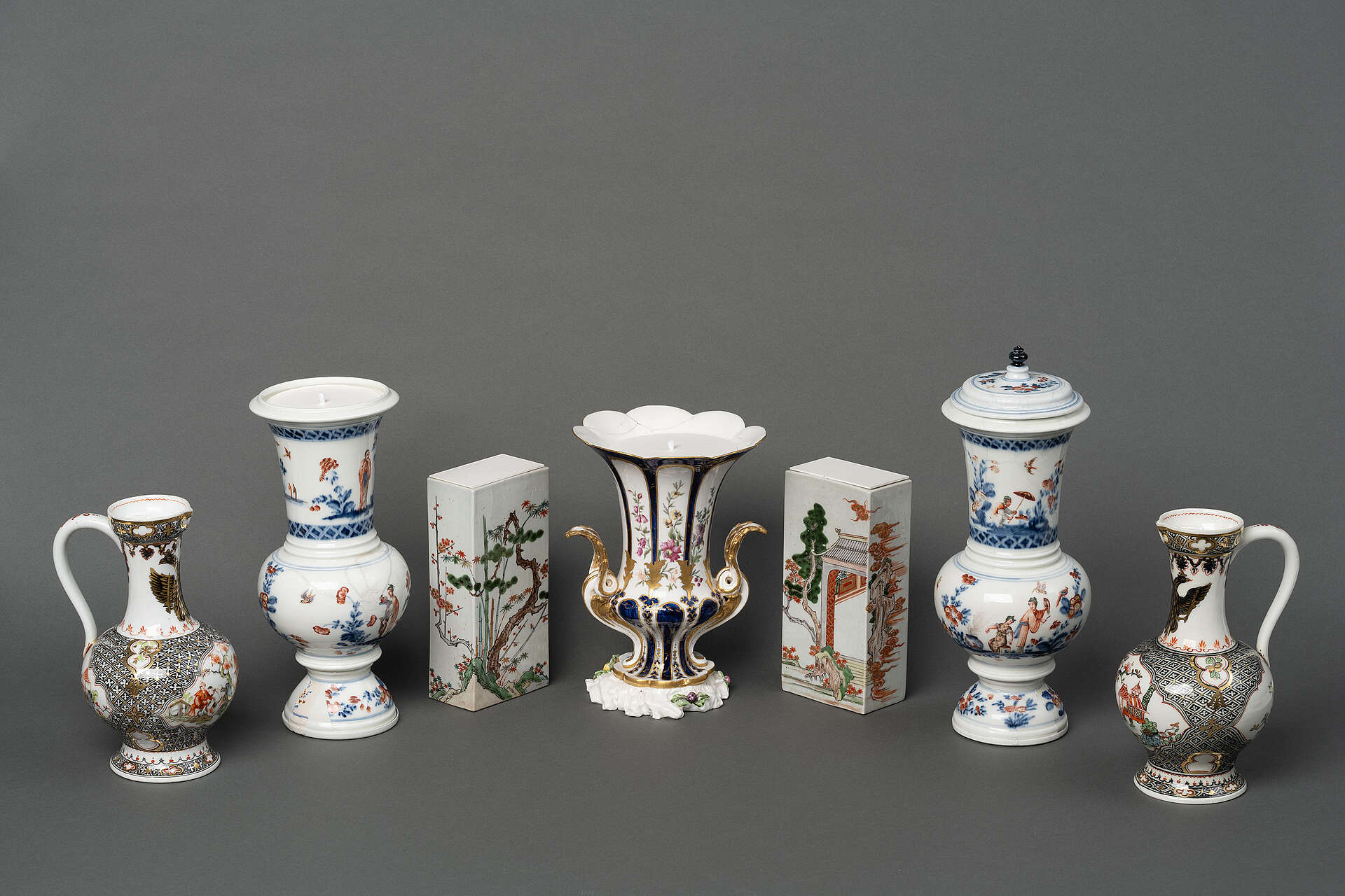 : Alle restaurierten Vasen mit angepassten Staubschutzdeckeln