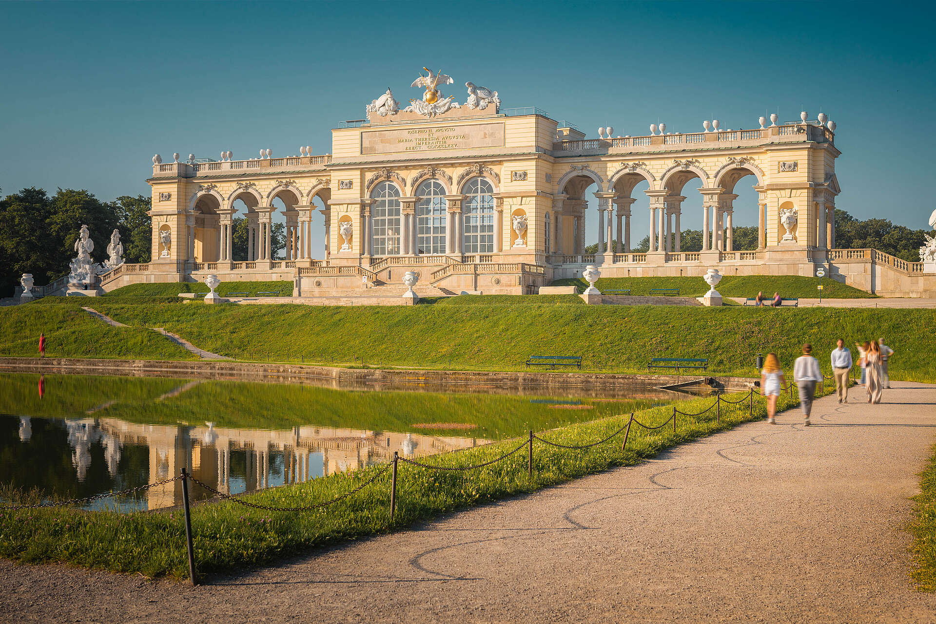 Blick auf Gloriette mit Teich im Vordergrund