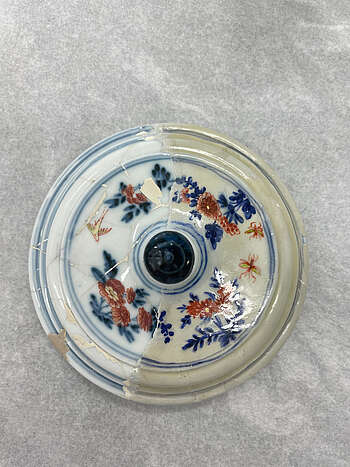 Abnahme der Übermalung (links), großflächige Übermalung noch erhalten (rechts)