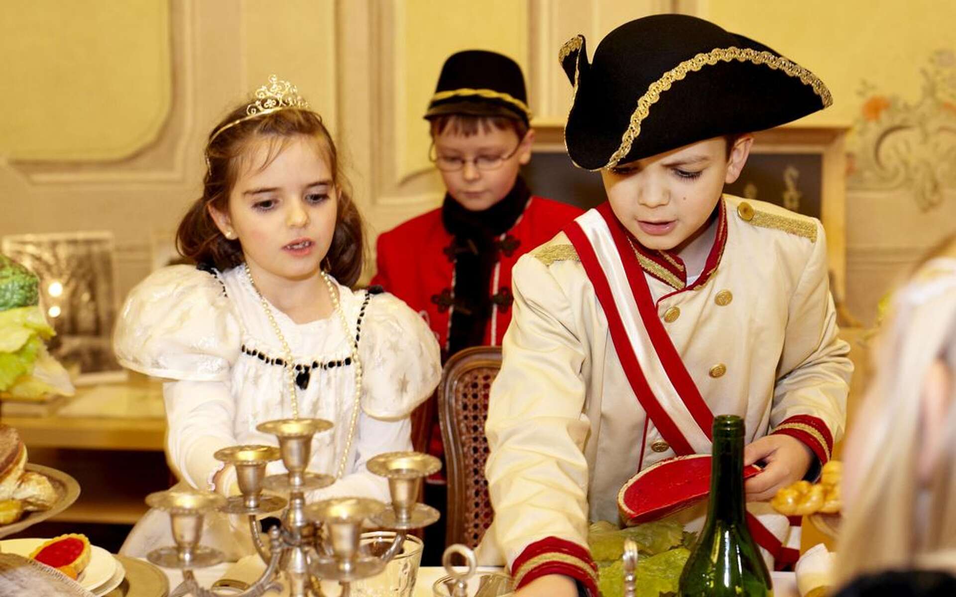 Bambini vestiti che guardano una tavola imbandita