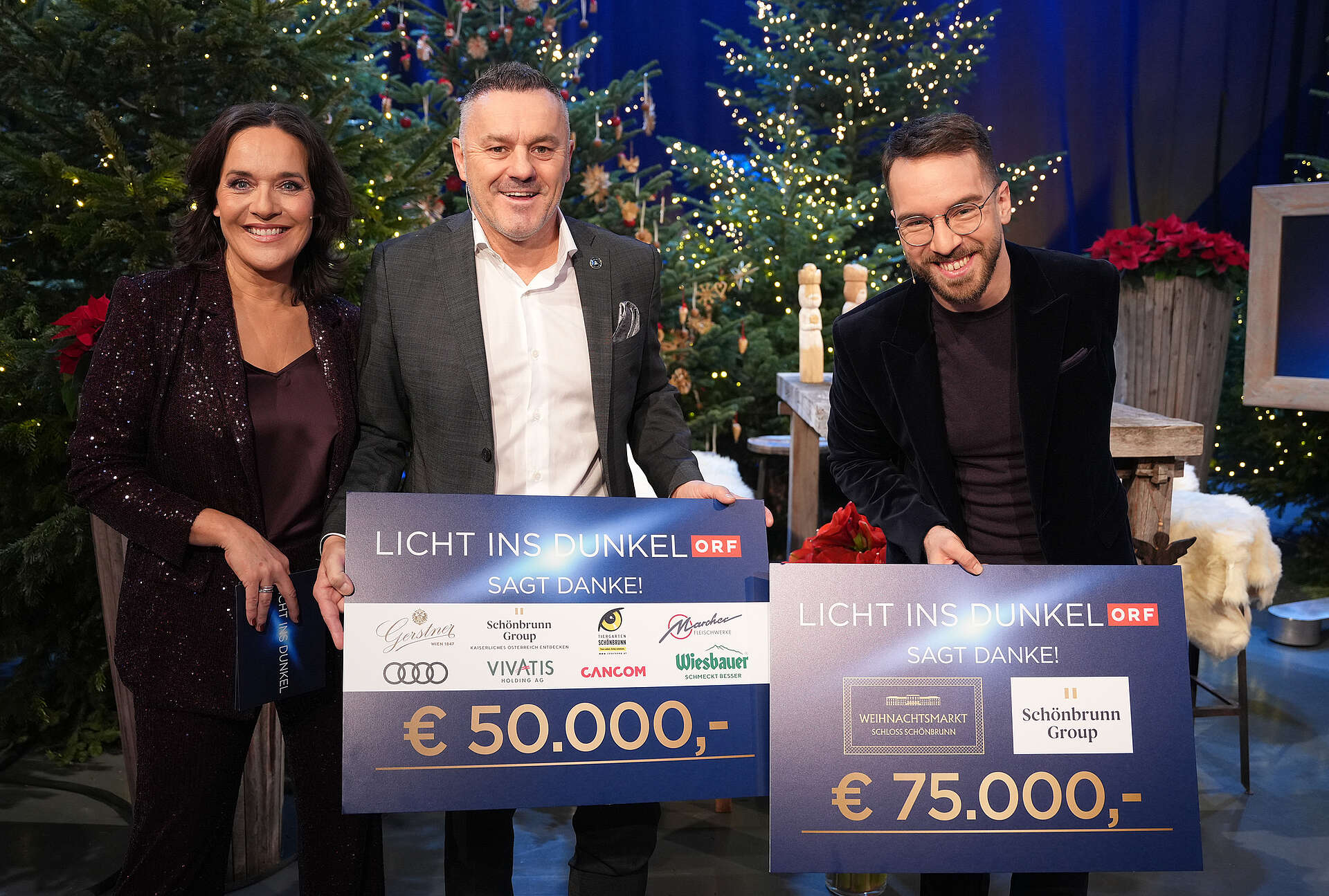 CEO Klaus Panholzer übergibt Spendenschecks für Licht ins Dunkel und lächelt in die Kamera